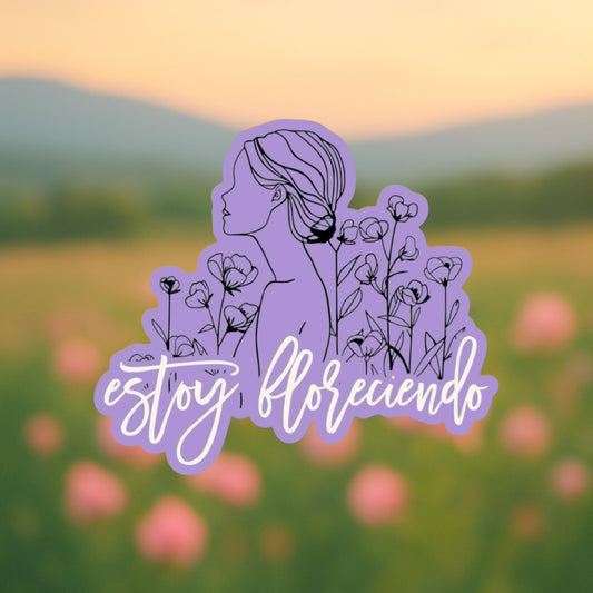 Sticker “Estoy floreciendo” – Autoamor en cada etapa