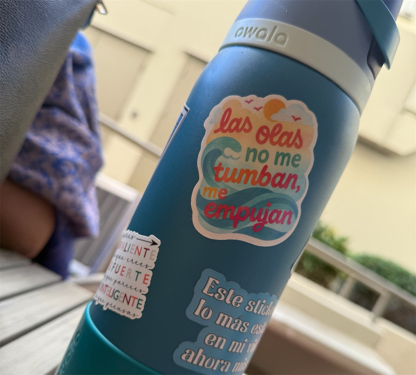 Sticker “Las olas no me tumban, me empujan” – Fuerza en movimiento